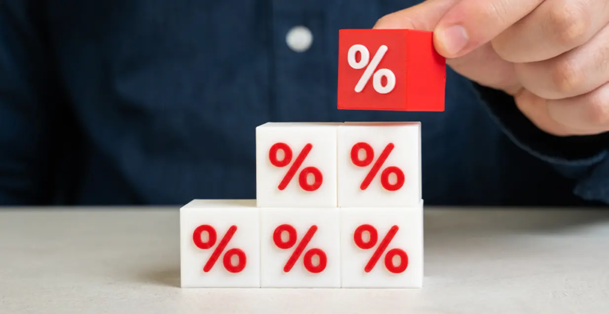 Trabalhadores pagam juros muito mais altos que aposentados em empréstimos consignados